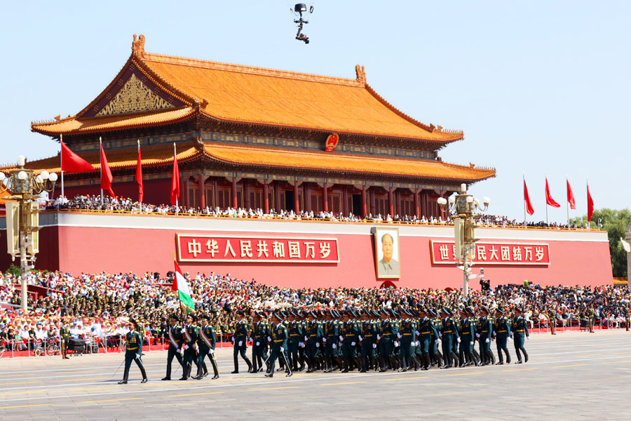  9月3日，中国人民抗日战争暨世界反法西斯战争胜利70周年纪念大会在北京隆重举行，有11个国家派方队、6个国家派代表队来华参加阅兵。图为塔吉克斯坦武装力量方队通过天安门广场。中国网记者 董宁摄